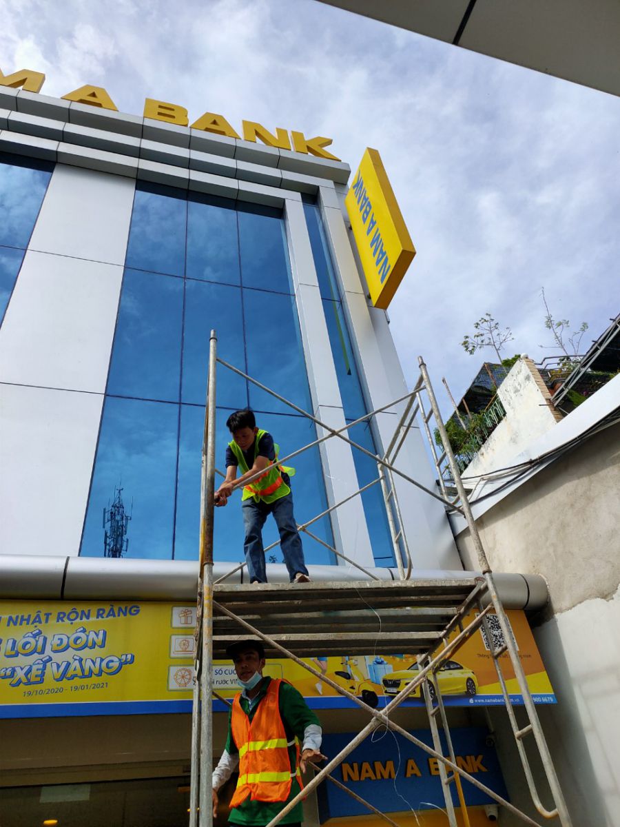 Dịch vụ lau kính tòa nhà Quận 9 Uy Tín